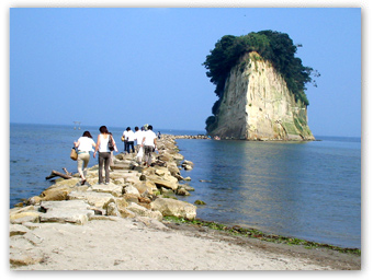 夏の能登半島見附島