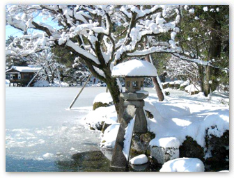 雪の兼六園霞が池
